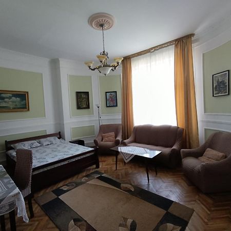 Старовинні Апартаменти У Центрі Міста Ujhorod Exterior foto