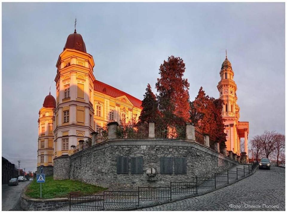 Старовинні Апартаменти У Центрі Міста Ujhorod Exterior foto